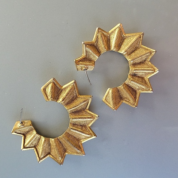 Vintage gold 80s hoop earrings. Chevron style gold hoop style. Gold earrings. - Picture 5 of 6